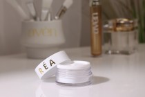 Pot en acrylique blanc de 25 ml avec joint interne sur le couvercle et revêtement plastique sur le pot. Pot en acrylique blanc de 25 ml avec joint interne sur le couvercle et revêtement plastique sur le pot.-photo_groupe
