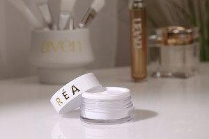 Βαζάκι 25 ml ακρυλικό σε λευκό χρώμα με εσωτερικό παρέμβυσμα στο καπάκι και πλαστικό στο βάζο-εικόνα_σύνθεση