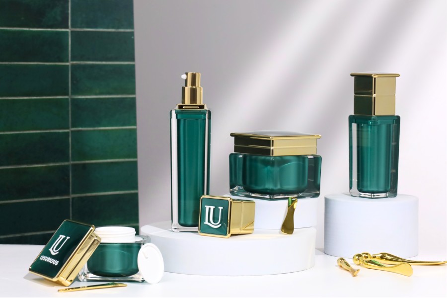 Luxury acrylic bottle 100 ml in emerald color with cream pump and cap Luxury acrylic bottle 100 ml in emerald color with cream pump and cap-image_group