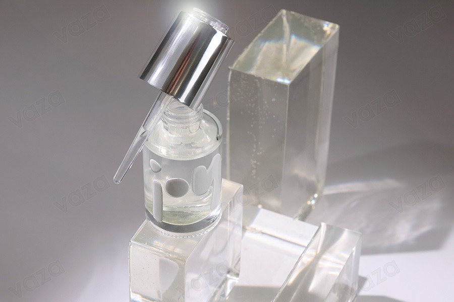 Γυάλινο διάφανο μπουκαλάκι 30 ml με ασημί σταγονόμετρο με κουμπί και αποστραγγιστήρα Γυάλινο διάφανο μπουκαλάκι 30 ml με ασημί σταγονόμετρο με κουμπί και αποστραγγιστήρα-εικόνα_σύνθεση