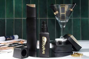 Luxuriöser 100-ml-Glasflakon in Mattschwarz mit cremefarbener Pumpe und speziellem Verschluss-εικόνα_σύνθεση