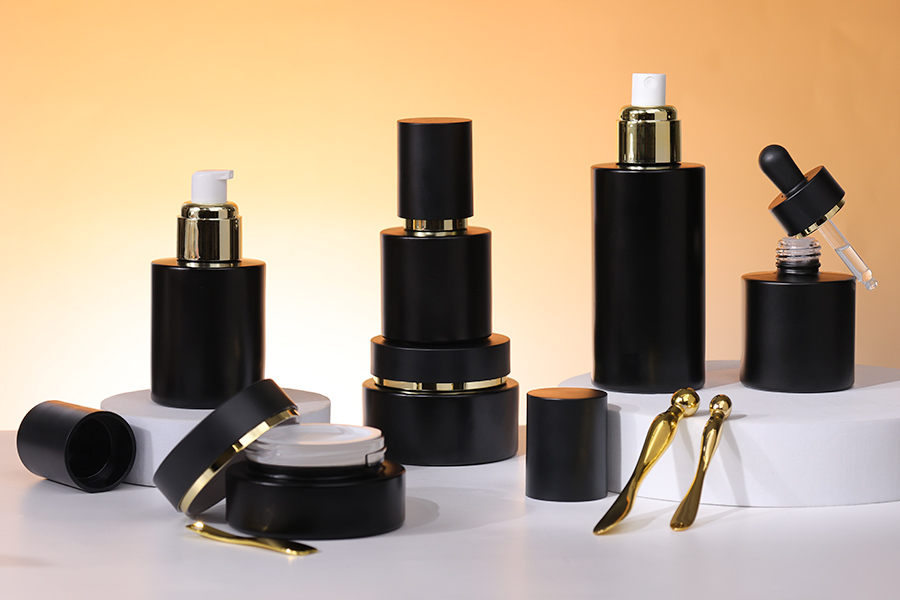 50 ml Flasche aus mattschwarzem Glas mit goldener Cremepumpe und mattschwarzem Verschluss-bildgruppe