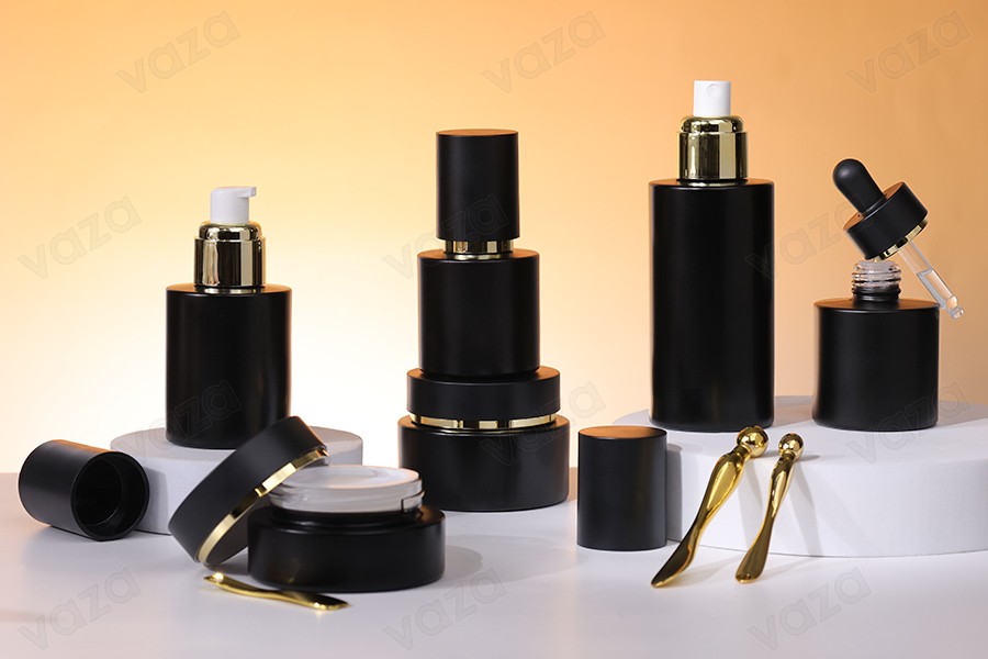 Γυάλινο μαύρο ματ μπουκαλάκι 100 ml με χρυσό σπρέι και μαύρο ματ καπάκι Γυάλινο μαύρο ματ μπουκαλάκι 100 ml με χρυσό σπρέι και μαύρο ματ καπάκι-εικόνα_σύνθεση