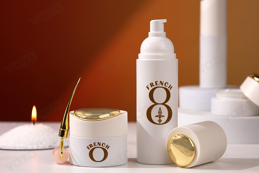 Luxuriöses 30-ml-Glas in mattem Weiß mit goldenen Details am Deckel (mit Innendichtung) und Kunststoffdichtung-bildgruppe