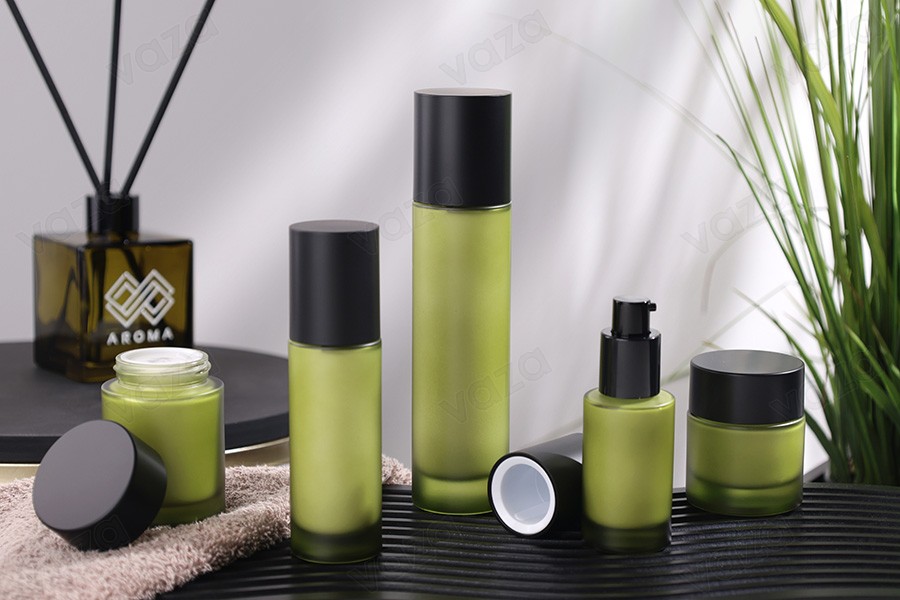 Βαζάκι 30 ml σε πράσινο ματ χρώμα με μαύρο καπάκι (με εσωτερικό liner) και πλαστικό παρέμβυσμα Βαζάκι 30 ml σε πράσινο ματ χρώμα με μαύρο καπάκι (με εσωτερικό liner) και πλαστικό παρέμβυσμα-εικόνα_σύνθεση