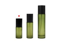 Flacon de 30 ml en verre vert mat avec pompe à crème et bouchon noir mat-photo_groupe