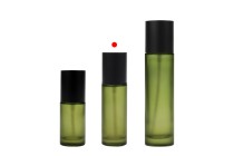 Flacon de 50 ml en verre vert mat avec pompe à crème et bouchon noir mat-photo_groupe