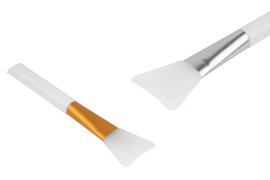 Spatule - pinceau en silicone 137 mm avec manche en plastique pour crème avec détail doré ou argenté - 50 pièces Spatule - pinceau en silicone 137 mm avec manche en plastique pour crème avec détail doré ou argenté - 50 pièces-photo_produit