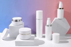 30-ml-Flasche in weißer MATT-Farbe mit silbernem oder goldenem Streifen, mit Zerstäuber und weißer MATT-Kappe-εικόνα_σύνθεση