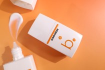 Flacon en plastique (PETG) de 50 ml, de couleur blanche, avec bouchon et bec verseur pour cosmétiques liquides. Flacon en plastique (PETG) de 50 ml, de couleur blanche, avec bouchon et bec verseur pour cosmétiques liquides.-photo_groupe