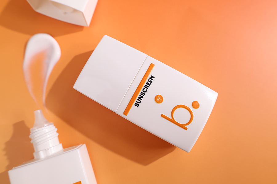 Flacon en plastique (PETG) de 50 ml, de couleur blanche, avec bouchon et bec verseur pour cosmétiques liquides. Flacon en plastique (PETG) de 50 ml, de couleur blanche, avec bouchon et bec verseur pour cosmétiques liquides.-photo_groupe