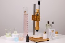 Outil de fermeture à main pour les flacons de parfum avec fermeture à sertir 15 mm (nécessite l'utilisation des outils 1068-1-1 et 1068-1-0) Outil de fermeture à main pour les flacons de parfum avec fermeture à sertir 15 mm (nécessite l'utilisation des outils 1068-1-1 et 1068-1-0)