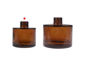 Shishe qelqi cilindrike 100 ml në ngjyrë karamel ose jeshile ulliri, e përshtatshme për aromatizues ambienti. -εικόνα_σύνθεση