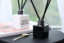 Shishe qelqi 50 ml (PP28) katrore ne ngjyre te bardhe ose te zeze e pershtatshme per aromen e dhomes-imazh_grup