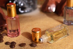 Roll-on-Glasflasche, sechseckig, 10 ml, mit Metallkugel und Goldverschluss mit Zierstein-εικόνα_σύνθεση