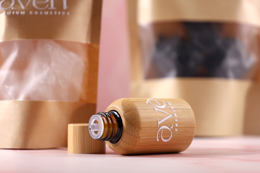 Γυάλινο μπουκαλάκι για αιθέρια έλαια 100 ml με στόμιο PP18 και επικάλυψη bamboo Γυάλινο μπουκαλάκι για αιθέρια έλαια 100 ml με στόμιο PP18 και επικάλυψη bamboo-εικόνα_σύνθεση