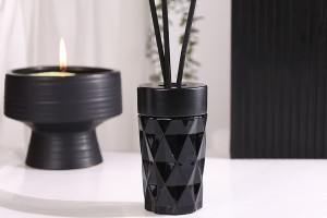 Glasflasche 180 ml (PP28) mit Mattweiß- oder Schwarzprägung, geeignet für Raumbeduftung-εικόνα_σύνθεση