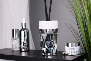 Glasflasche 180 ml (PP28) mit Prägung in Silber oder Roségold zur Raumbeduftung geeignet-bildgruppe