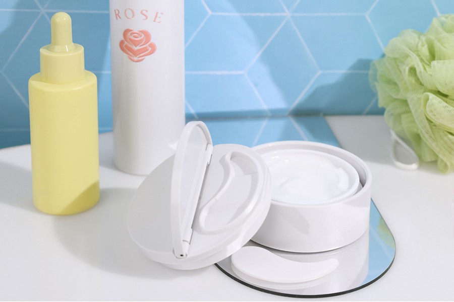 50 ml plastic jar (PP) in white color with lid and spatula 50 ml plastic jar (PP) in white color with lid and spatula