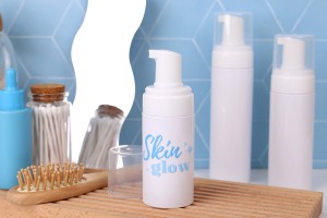 Weiße 200-ml-Kunststoffflasche (PET) mit weißer Schaumstoffpumpe und Verschlusskappe-εικόνα_σύνθεση