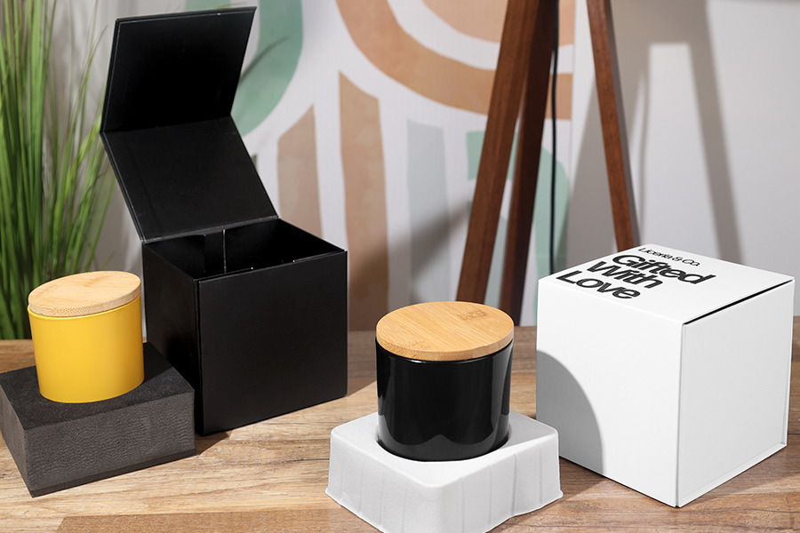 Coffret de luxe avec fermeture magnétique de couleur noire ou blanche 110x110x110 mm avec étui intérieur en plastique (pour pots code 1105-2-0) Coffret de luxe avec fermeture magnétique de couleur noire ou blanche 110x110x110 mm avec étui intérieur en plastique (pour pots code 1105-2-0)