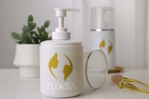 Flacone bianco in plastica (HDPE) da 400 ml con pompa per crema e tappo trasparente con striscia argentata-gruppo_immagini