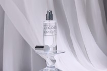 Flacone di profumo in vetro trasparente da 30 ml con pompa spray in alluminio argentato e tappo-gruppo_immagini