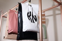 Σακούλες μεταφορών courier 350x450 mm μαύρες αδιάβροχες PE με αυτοκόλλητο κλείσιμο και χειρολαβή - 100 τμχ