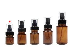 Bottiglia cilindrico in plastica color caramello da 40 ml con erogatore a pompa in crema nera e tappo trasparente.-εικόνα_σύνθεση