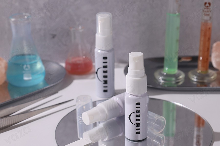 Flacon en aluminium blanc de 5 ml avec spray en plastique blanc Flacon en aluminium blanc de 5 ml avec spray en plastique blanc-