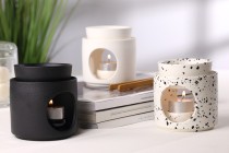 Κεραμικός αρωματιστής χώρου 95x100 mm με κεραμικό κουταλάκι για wax melts και έλαια σε λευκό μαύρο χρώμα Κεραμικός αρωματιστής χώρου 95x100 mm με κεραμικό κουταλάκι για wax melts και έλαια σε λευκό μαύρο χρώμα-εικόνα_σύνθεση