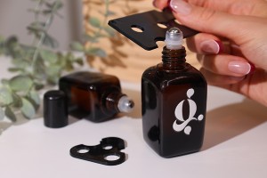 Strumento in plastica per rimuovere facilmente le palline roll-on dalle bottiglie-εικόνα_σύνθεση