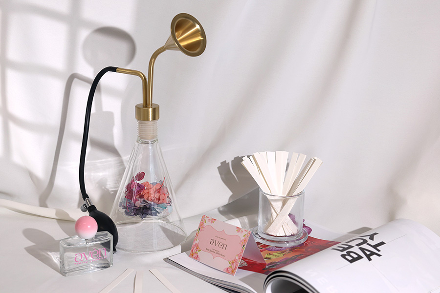 Macchina per campionamento di fragranze con atomizzatore a bulbo lungo di colore nero-gruppo_immagini