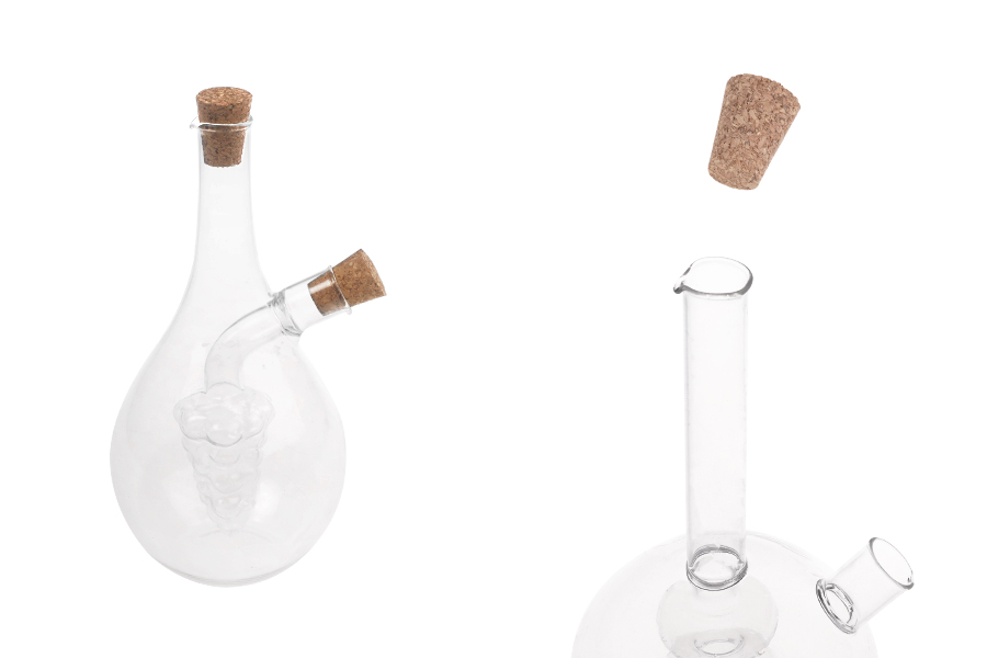 Bouteille en verre à deux chambres avec 2 bouchons en liège coniques naturels avec anneau de suspension. Elle est de fabrication artisanale et faite en verre soufflé - de 480ml Bouteille en verre à deux chambres avec 2 bouchons en liège coniques naturels avec anneau de suspension. Elle est de fabrication artisanale et faite en verre soufflé - de 480ml
