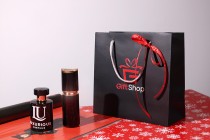 Çantë dhurate e zezë e laminuar me dorezë litari të përdredhur argjendi në madhësinë 220x90x210-imazh_grup