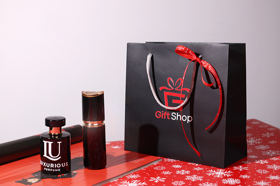 Çantë dhurate e zezë e laminuar me dorezë litari të përdredhur argjendi në madhësinë 220x90x210-imazh_grup