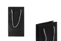 Sac cadeau 110 x 60 x 200 mm noir mat avec cordon en coton gris - Lot de 20 Sac cadeau 110 x 60 x 200 mm noir mat avec cordon en coton gris - Lot de 20-photo_produit