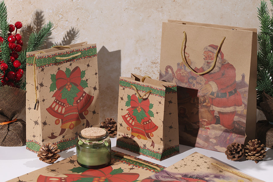 Weihnachtliche Geschenktüte mit Schnur 190x80x240 in 4 verschiedenen Designs Weihnachtliche Geschenktüte mit Schnur 190x80x240 in 4 verschiedenen Designs-bildgruppe