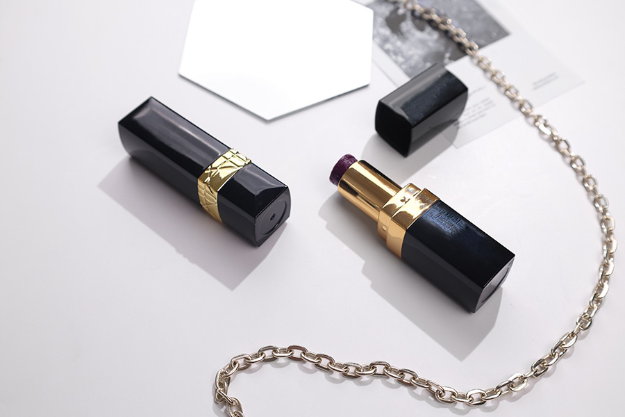 Θήκη για κραγιόν - lip stick σε μαύρο και χρυσό χρώμα