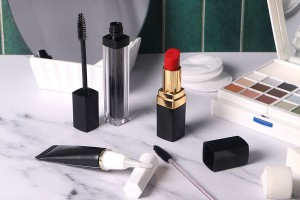 Kuti për buzëkuq- lip gloss ngjyrë e zezë dhe ari     -imazh_grup