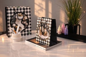 Weihnachtliche Geschenktüten aus Papier, weiß-schwarz, 180 x 100 x 230 mm, mit Weihnachtsmotiven und schwarzer Kordel – 12 Stück, verschiedene Designs-bildabmessungen