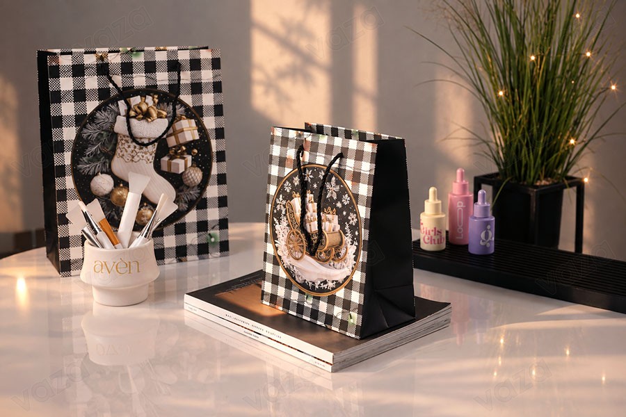 Sachets cadeaux de Noël en papier blanc et noir 260 x 100 x 320 mm avec motifs de Noël et ficelle noire - 12 pièces, motifs assortis Sachets cadeaux de Noël en papier blanc et noir 260 x 100 x 320 mm avec motifs de Noël et ficelle noire - 12 pièces, motifs assortis-photo_dimensions