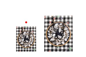 Weihnachtliche Geschenktüten aus Papier, weiß-schwarz, 180 x 100 x 230 mm, mit Weihnachtsmotiven und schwarzer Kordel – 12 Stück, verschiedene Designs-bildgruppe