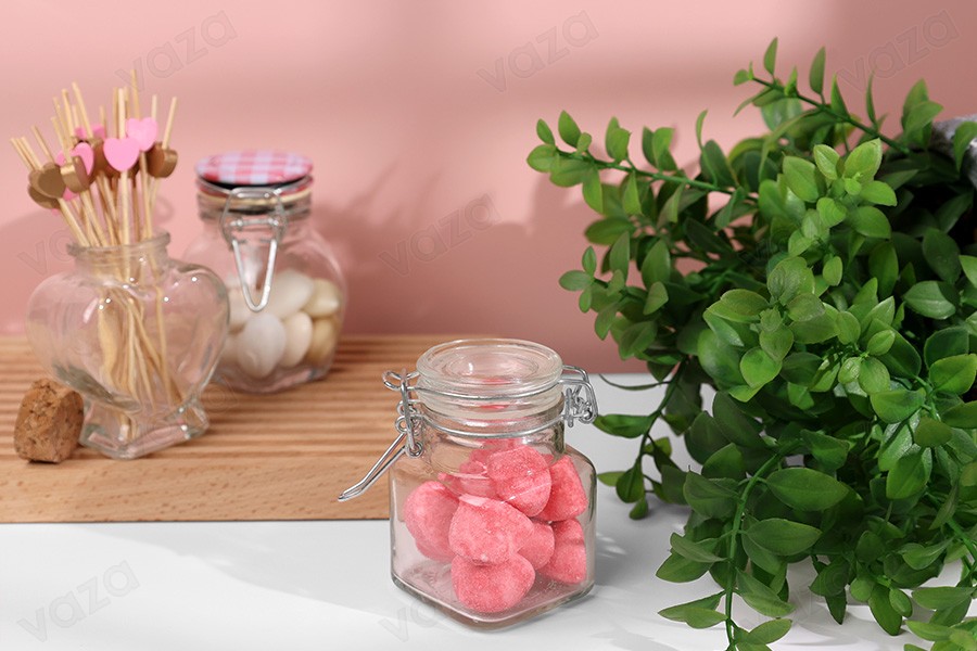 Βάζο 100 ml γυάλινο τετράγωνο 54x76 mm με αεροστεγές κλείσιμο (σύρμα και λάστιχο στο καπάκι)-εικόνα_σύνθεση