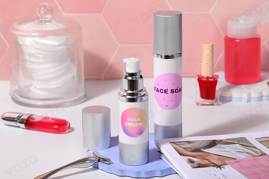 Μπουκάλι airless για κρέμα 15ml με πλαστικό, γαλακτερό σώμα, καπάκι και βάση αλουμινίου σε ασημί χρώμα-εικόνα_σύνθεση