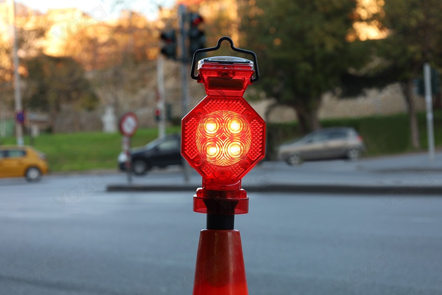Φανάρι προειδοποίησης με ενσωματωμένο ηλιακό συλλέκτη Φανάρι προειδοποίησης με ενσωματωμένο ηλιακό συλλέκτη-εικόνα_σύνθεση
