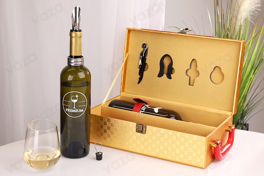 Luxuriöser Koffer für 2 Weinflaschen mit Zubehör und Lederfutter in goldroter Farbe Luxuriöser Koffer für 2 Weinflaschen mit Zubehör und Lederfutter in goldroter Farbe-bildgruppe