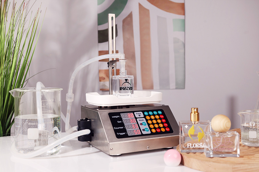 Makineri për mbushjen dhe matjen e likideve me pompë diafragme (3–3000 ml)-imazh_grup