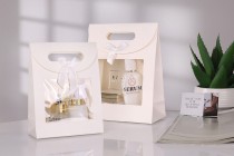 Geschenkpapiertüte 150x70x200 mm in weißer Farbe mit Klettverschluss, Sichtfenster und Schleife - 12 Stück-εικόνα_σύνθεση