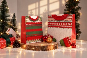 Weihnachtliche Geschenktüten aus Papier, 260 x 100 x 320 mm, mit Kordelzug und Samtdetails – 12 Stück, verschiedene Designs-bildgruppe